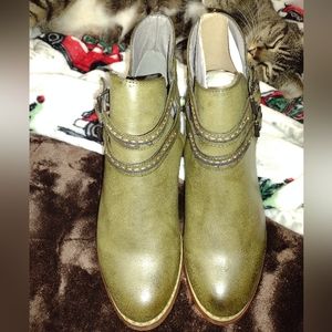 SZ 8W brand new never worn (only when trying on) Really unique green color.